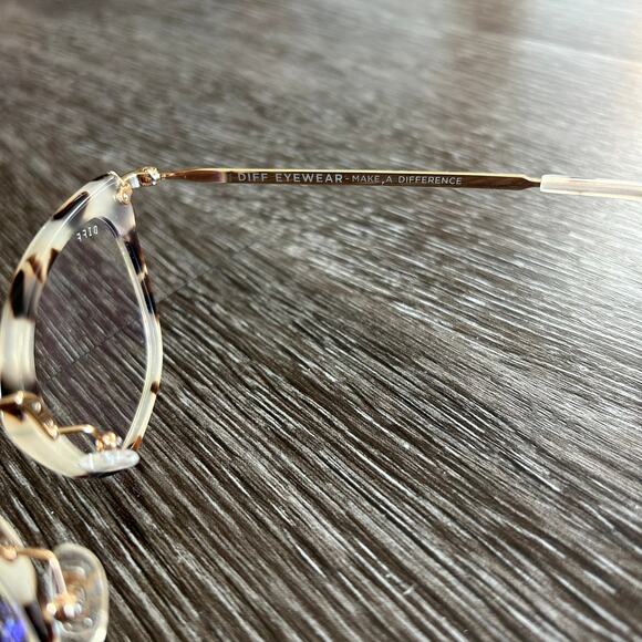 Diff Eyewear Rue Tortoise Shell Sunglasses - Picture 10 of 15